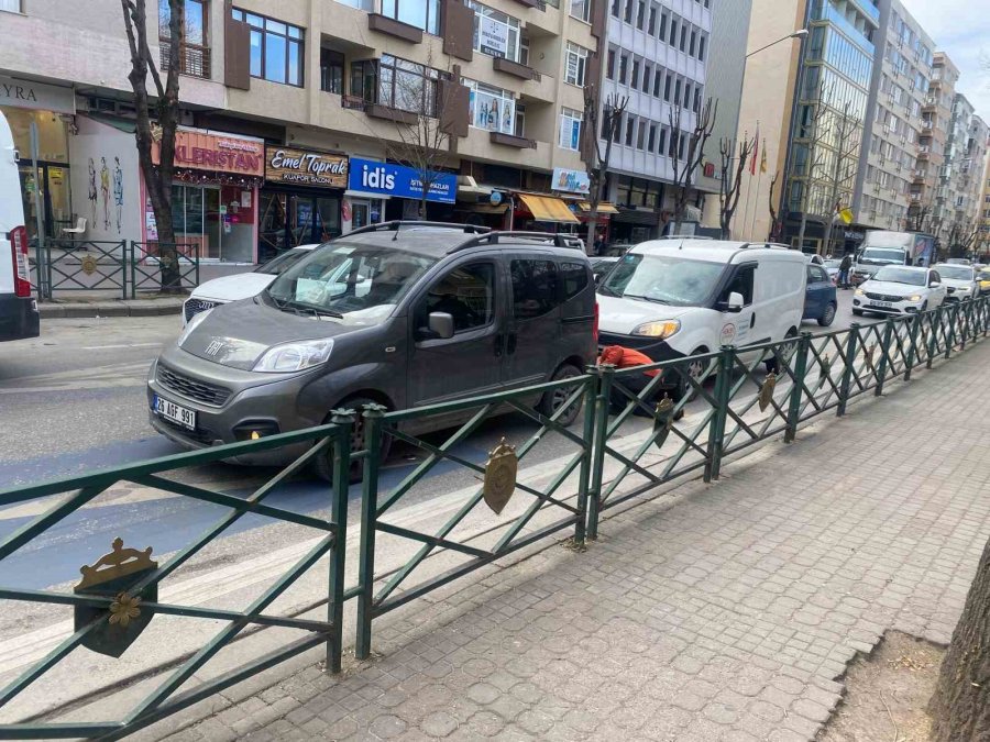 Kaza Sonrası Trafiğin Tıkanmaması İçin Gayret Eden Sürücüler Takdir Topladı