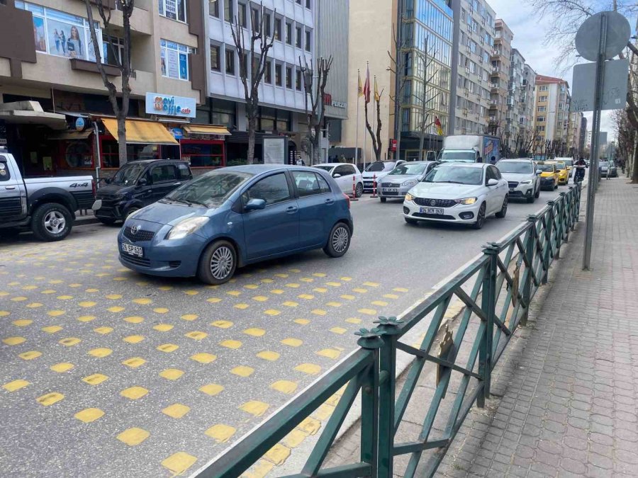 Kaza Sonrası Trafiğin Tıkanmaması İçin Gayret Eden Sürücüler Takdir Topladı