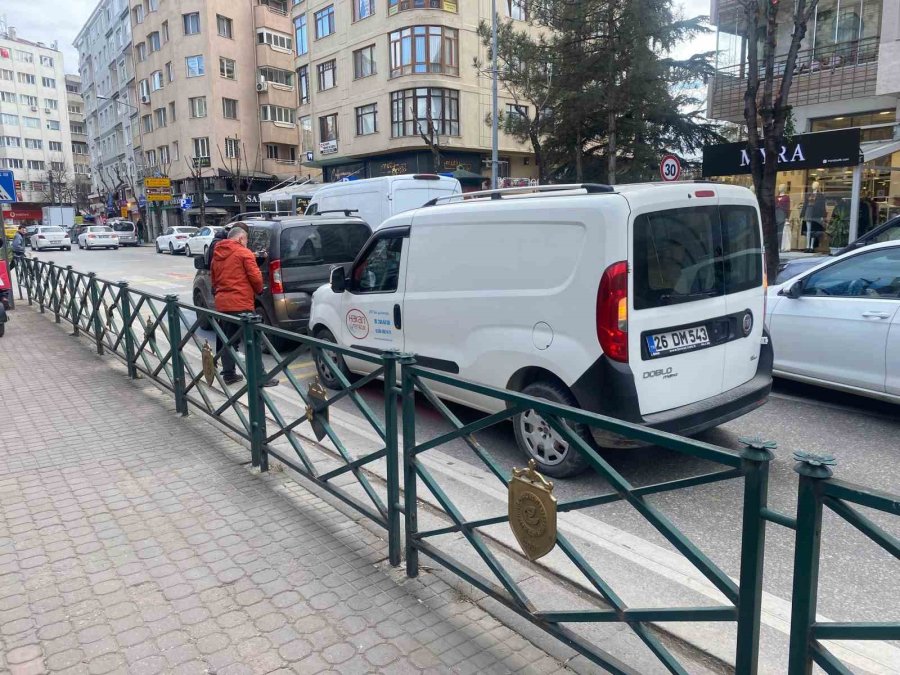 Kaza Sonrası Trafiğin Tıkanmaması İçin Gayret Eden Sürücüler Takdir Topladı