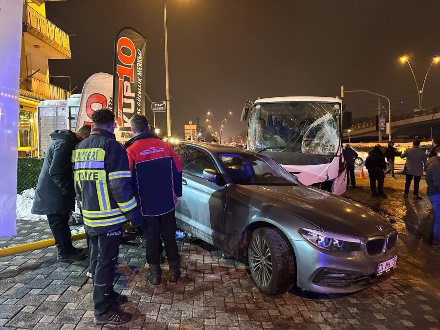 İşçi Servisi Işıkta Bekleyen 5 Araca Çarptı: 7 Yaralı