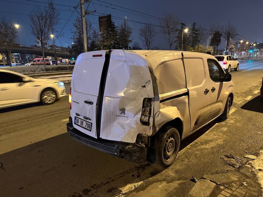 İşçi Servisi Işıkta Bekleyen 5 Araca Çarptı: 7 Yaralı