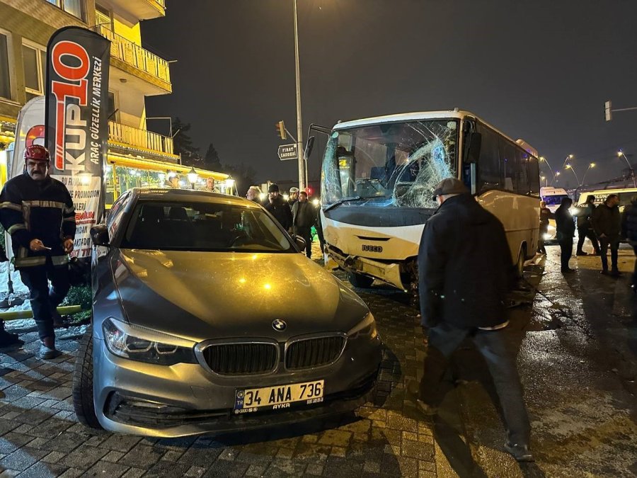 İşçi Servisi Işıkta Bekleyen 5 Araca Çarptı: 7 Yaralı