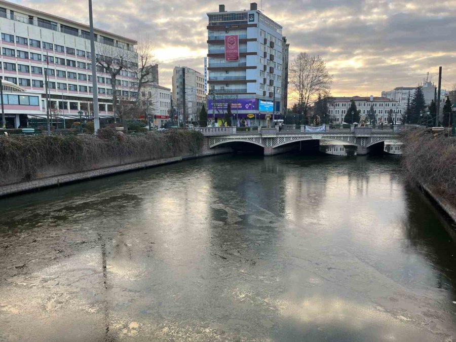 Eksi 6 Derecede Porsuk Çayı Buz Tuttu