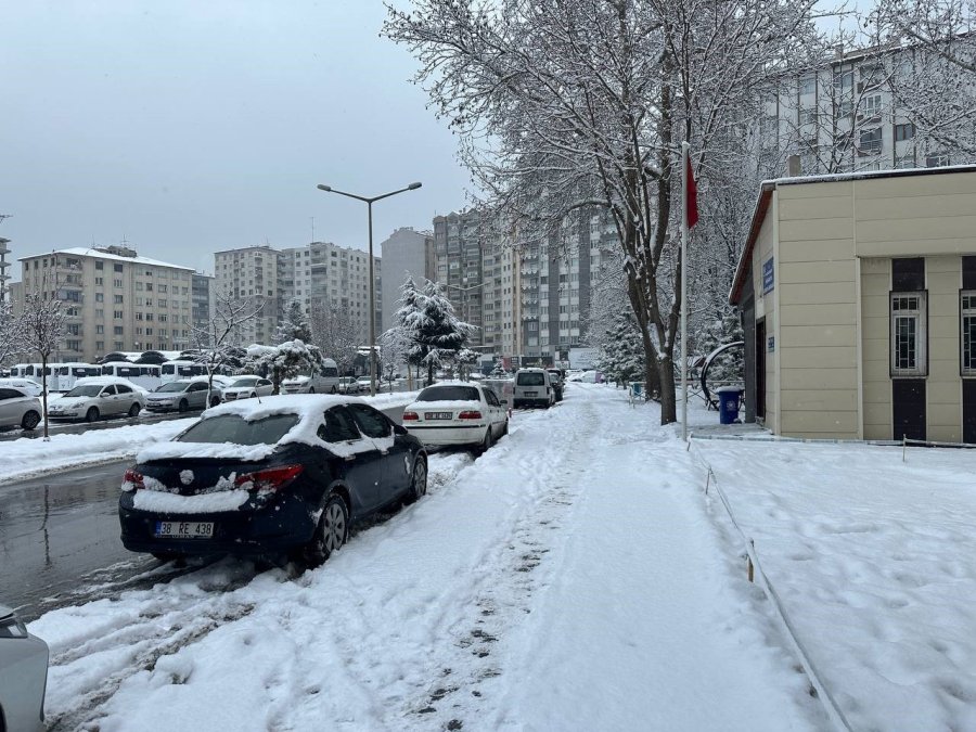 Kayseri’ye Lapa Lapa Kar Yağdı