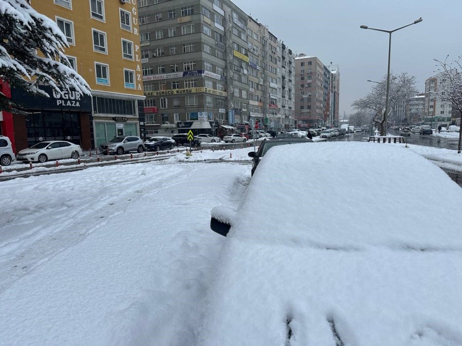 Kayseri’ye Lapa Lapa Kar Yağdı