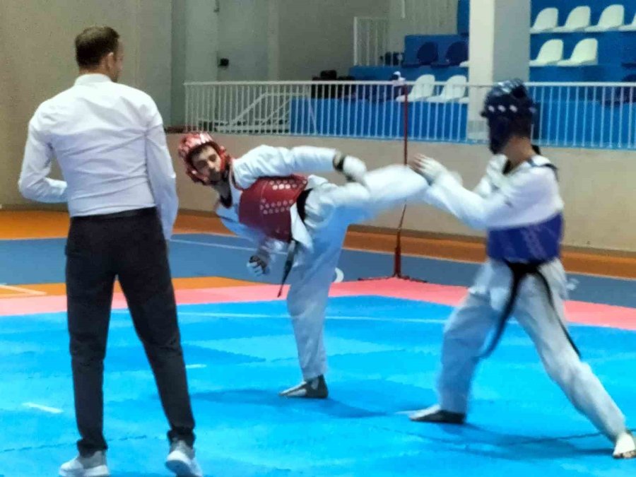 Kayseri’de Okullar Taekwondo Şampiyonası Yapıldı