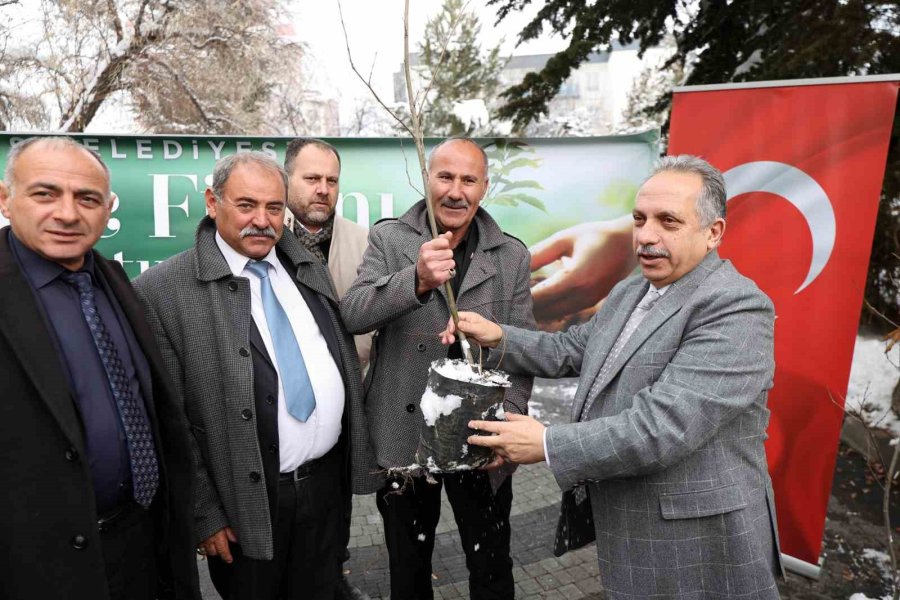 Başkan Yalçın’dan Muhtarlara Kestane Fidanı