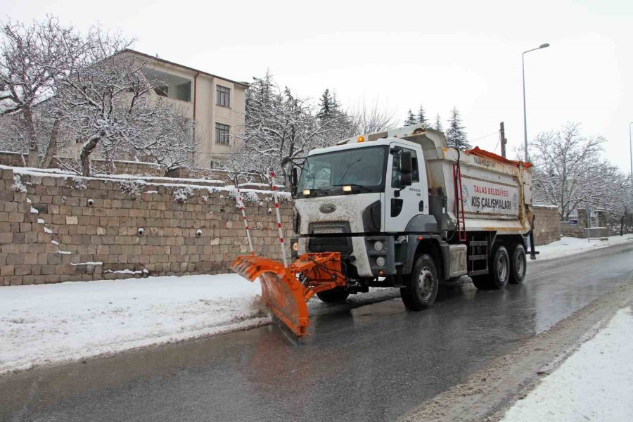 Talas’ta Kar Temizliği Ara Vermeden Sürüyor