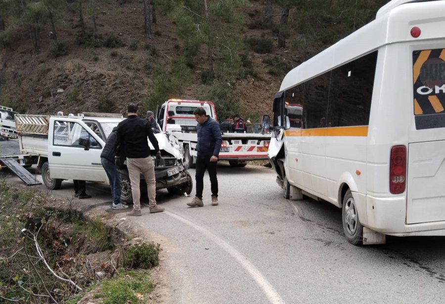 Antalya’da Öğrenci Servisi İle Kamyonet Çarpıştı: 21’i Öğrenci 24 Yaralı