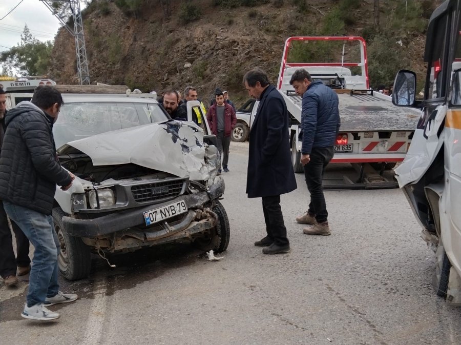 Antalya’da Öğrenci Servisi İle Kamyonet Çarpıştı: 21’i Öğrenci 24 Yaralı