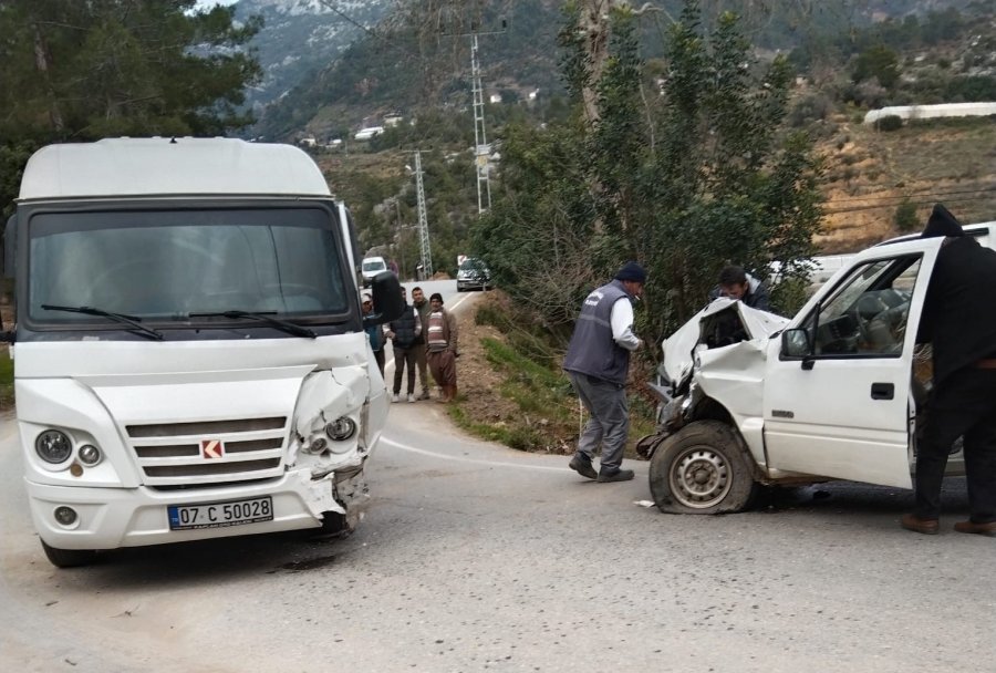 Antalya’da Öğrenci Servisi İle Kamyonet Çarpıştı: 21’i Öğrenci 24 Yaralı