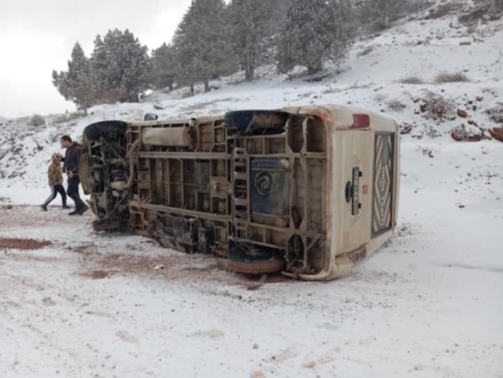 Okul Servisi Karlı Yolda Devrildi, Öğrenciler Korku Dolu Anlar Yaşadı