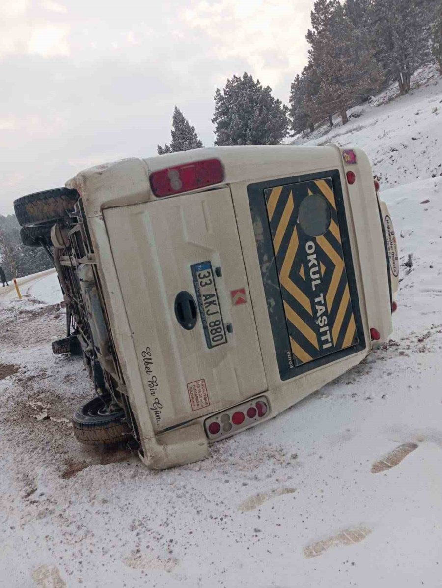 Okul Servisi Karlı Yolda Devrildi, Öğrenciler Korku Dolu Anlar Yaşadı