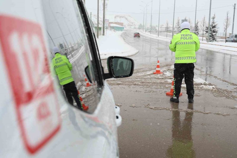 Beyaza Bürünen Aksaray’da Bazı Yollar Trafiğe Kapatıldı