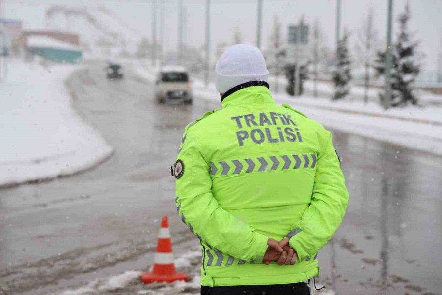 Beyaza Bürünen Aksaray’da Bazı Yollar Trafiğe Kapatıldı