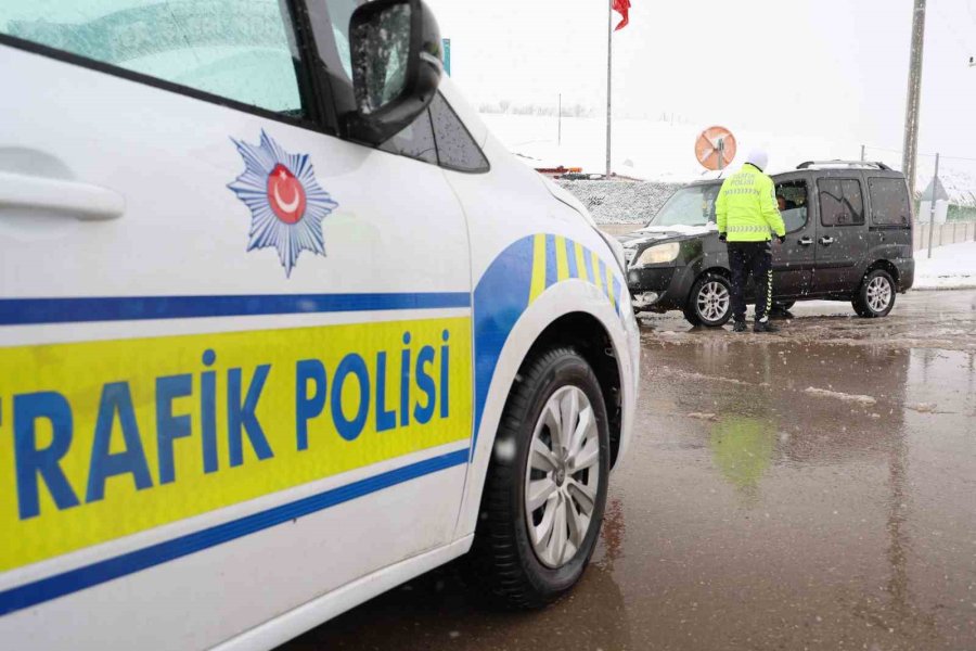 Beyaza Bürünen Aksaray’da Bazı Yollar Trafiğe Kapatıldı