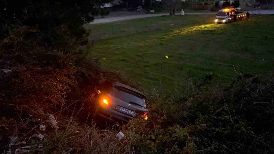 Antalya’da Şarampole Uçan Otomobildeki Çift Yaralandı