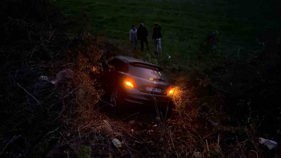 Antalya’da Şarampole Uçan Otomobildeki Çift Yaralandı