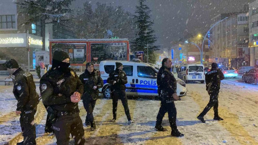 Polislerle Gençler Kartopu Savaşı Yaptı