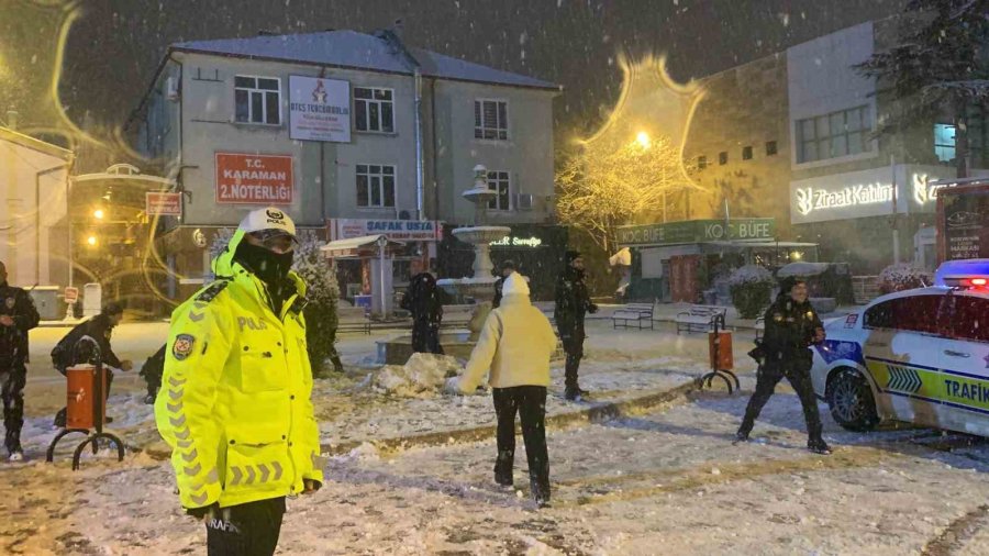 Polislerle Gençler Kartopu Savaşı Yaptı