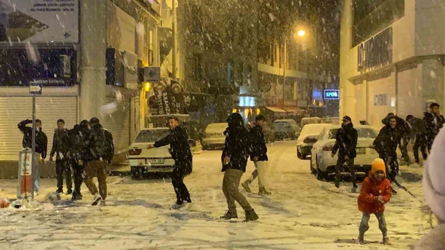 Polislerle Gençler Kartopu Savaşı Yaptı