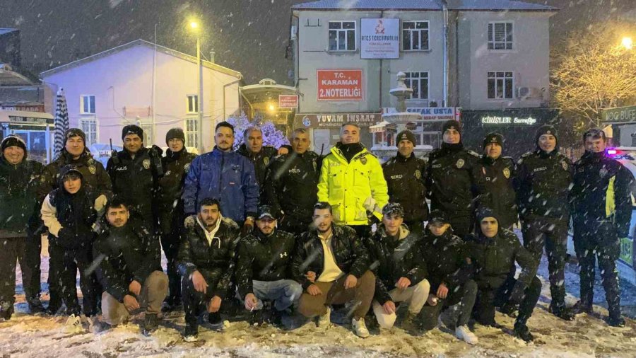 Polislerle Gençler Kartopu Savaşı Yaptı