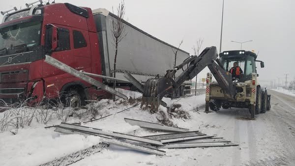 Konya’da Kontrolden Çıkan Tır Devrildi, Sürücü Yaralandı