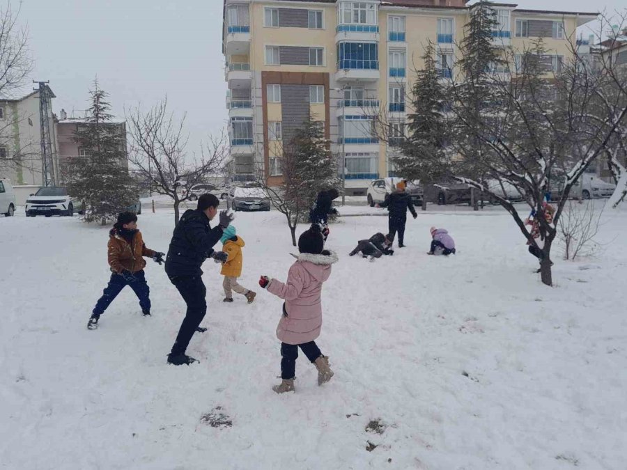 Çocukların Kartopu Sevinci