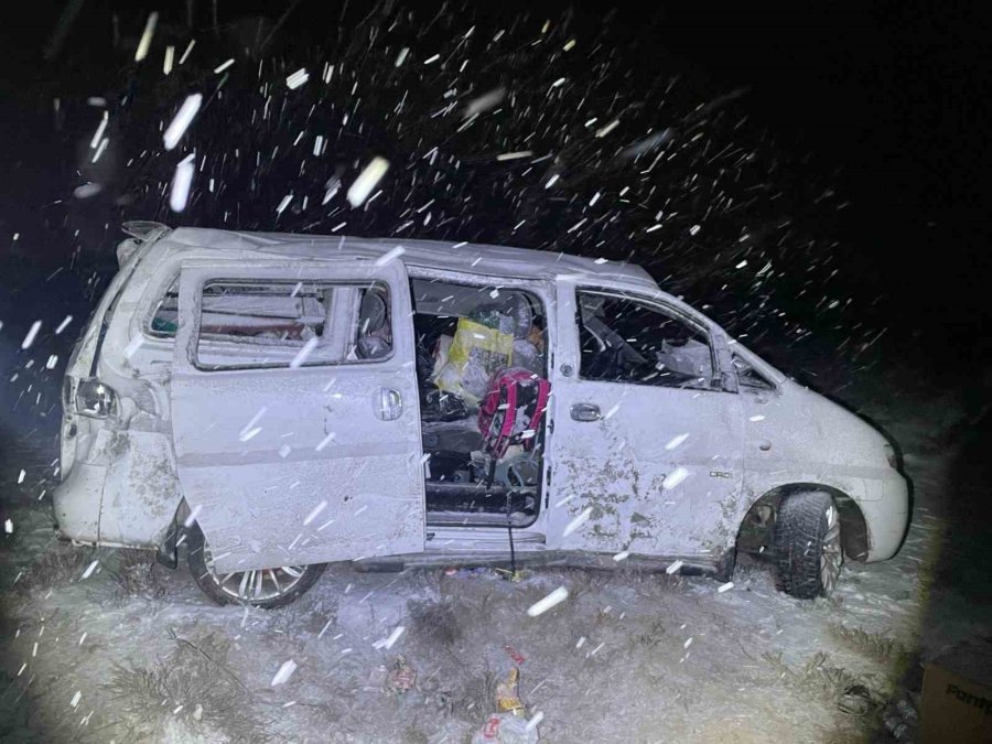 Konya’da Kar Ve Buzlama Kazaya Neden Oldu: 4 Yaralı