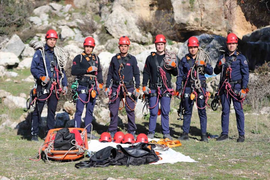 Mersin’de İtfaiyeciler Kayalık Alanda Eğitim Yaptı