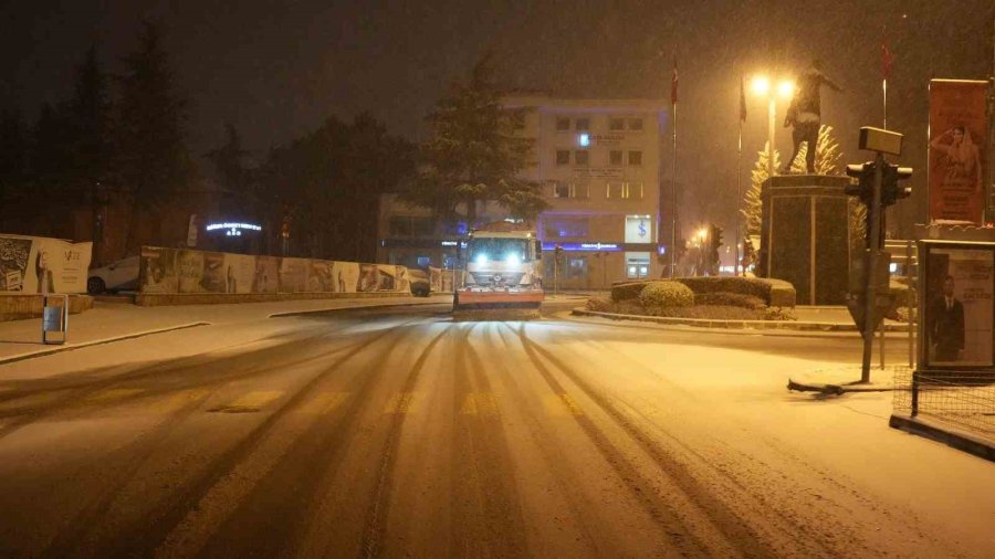 Niğde Belediyesi Karla Mücadele Ekipleri Gece Gündüz Sahada