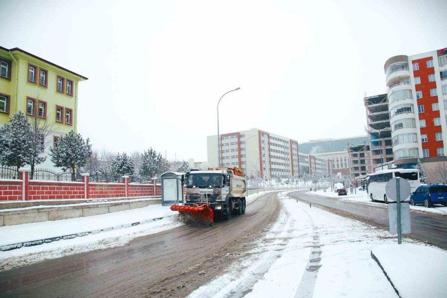 Niğde Belediyesi Karla Mücadele Ekipleri Gece Gündüz Sahada