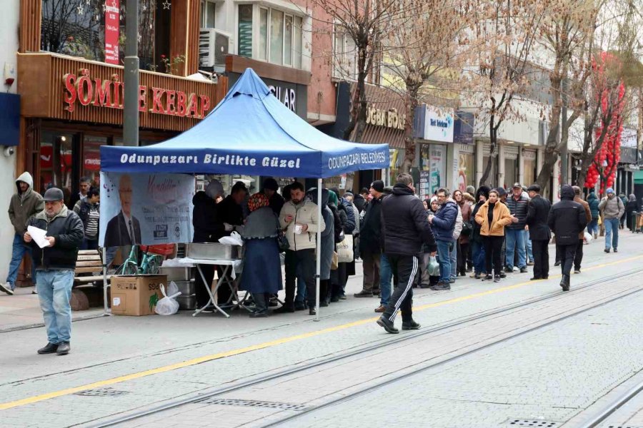 Odunpazarı Belediyesi’nden Regaip Kandili’nde Helva İkramı