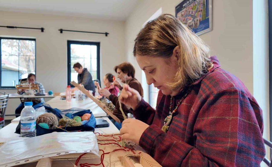 Belde Evleri’ndeki Minyatür Kilim Ve Şal Dokuma Kursuna Kadınlardan Yoğun İlgi