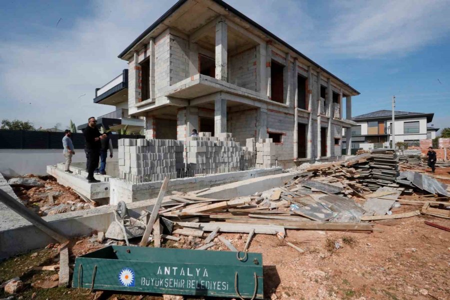 Yardım İçin Geldiği İnşaatın Çatısından Düşerek Hayatını Kaybetti