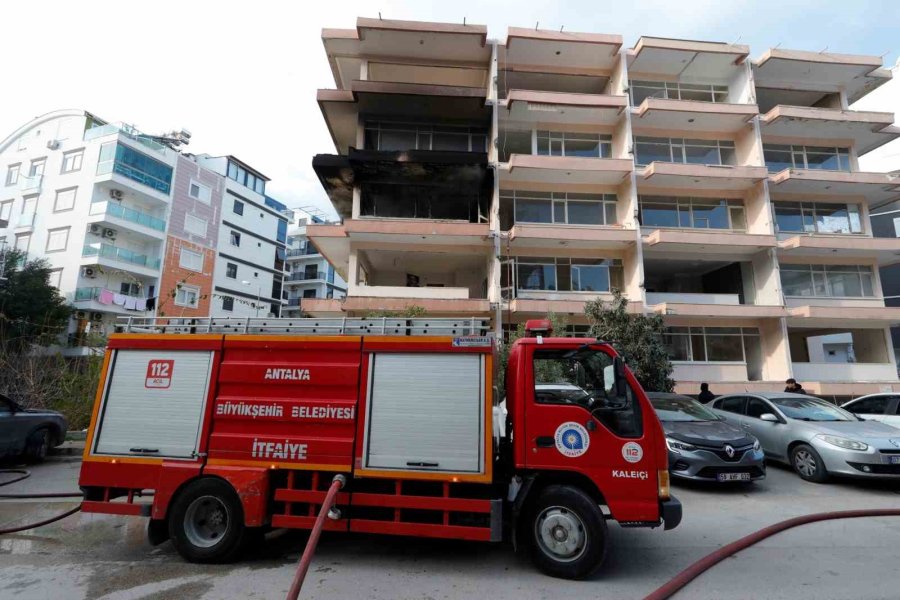 Antalya’da Kentsel Dönüşümdeki Binada Çıkan Yangını İtfaiye Söndürdü