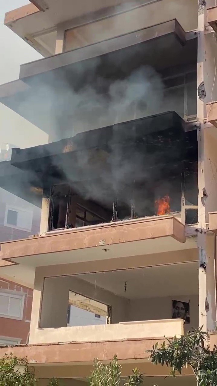 Antalya’da Kentsel Dönüşümdeki Binada Çıkan Yangını İtfaiye Söndürdü