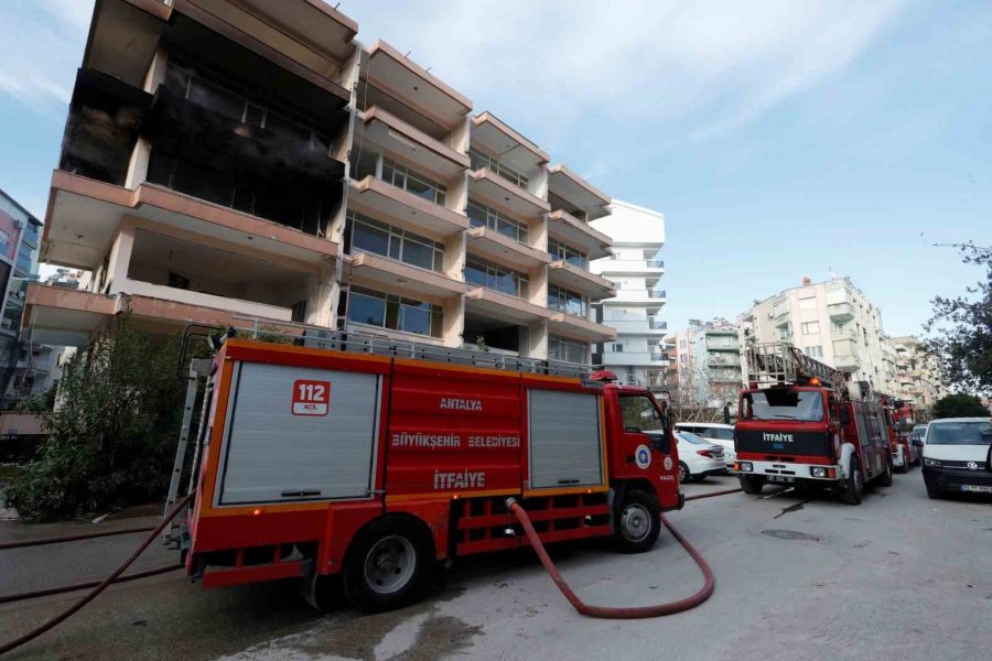 Antalya’da Kentsel Dönüşümdeki Binada Çıkan Yangını İtfaiye Söndürdü