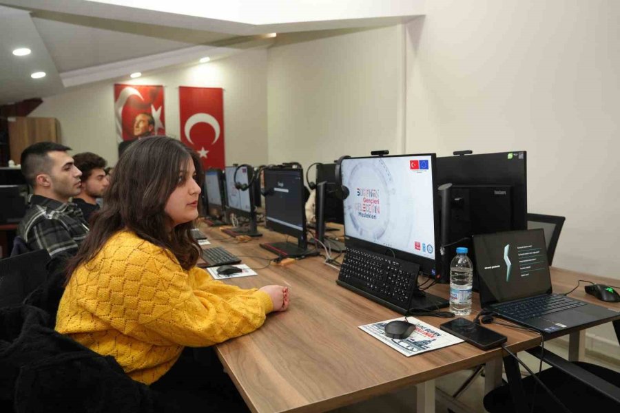 ‘dijital Gençlik Merkezi’ Gençlerin Geleceğine Yön Veriyor