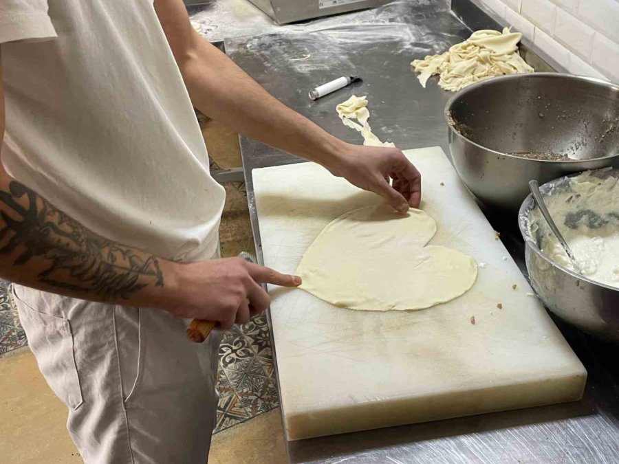 Sevgililer Günü’ne Özel Kalpli Çibörek