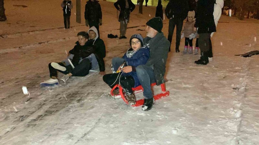 Karaman’da Vatandaşların Kar Keyfi: Poşetlerle Ve Sinilerle Kayarak Eğlendiler