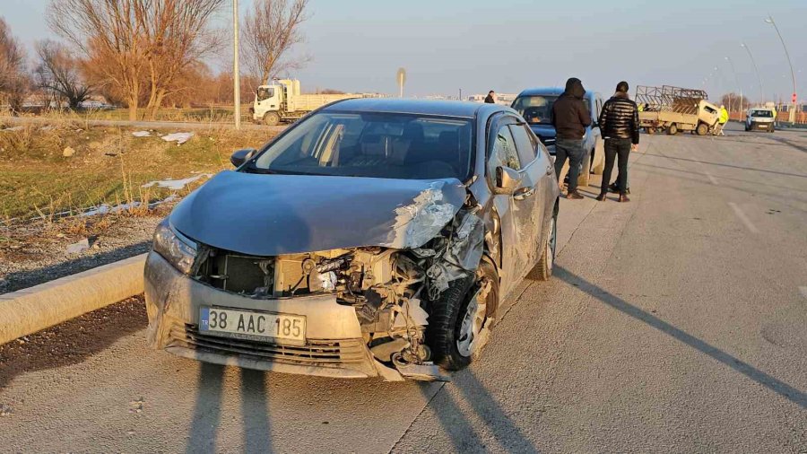 Kamyonet İle Sivil Polis Aracı Çarpıştı: 1 Polis Ağır Yaralandı