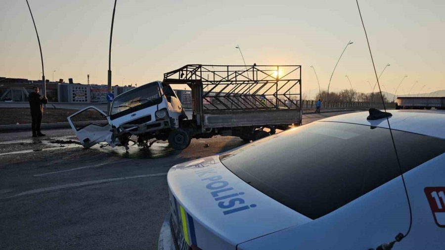 Kamyonet İle Sivil Polis Aracı Çarpıştı: 1 Polis Ağır Yaralandı