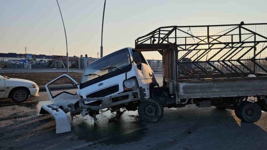 Kamyonet İle Sivil Polis Aracı Çarpıştı: 1 Polis Ağır Yaralandı