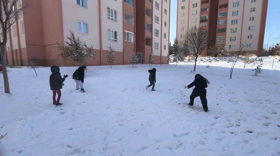 Niğde’de Okullar Tatil Oldu, Karın Keyfini Çocuklar Çıkardı