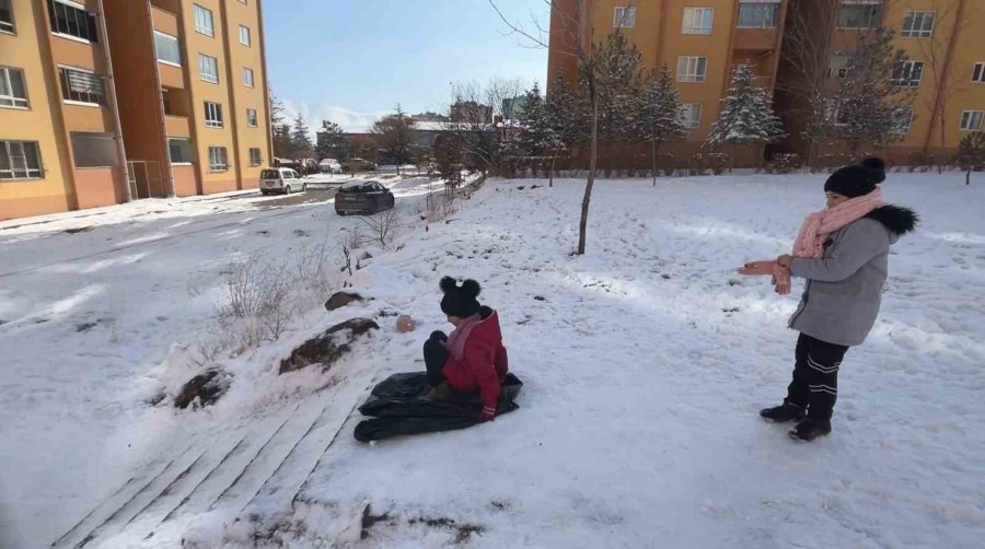 Niğde’de Okullar Tatil Oldu, Karın Keyfini Çocuklar Çıkardı