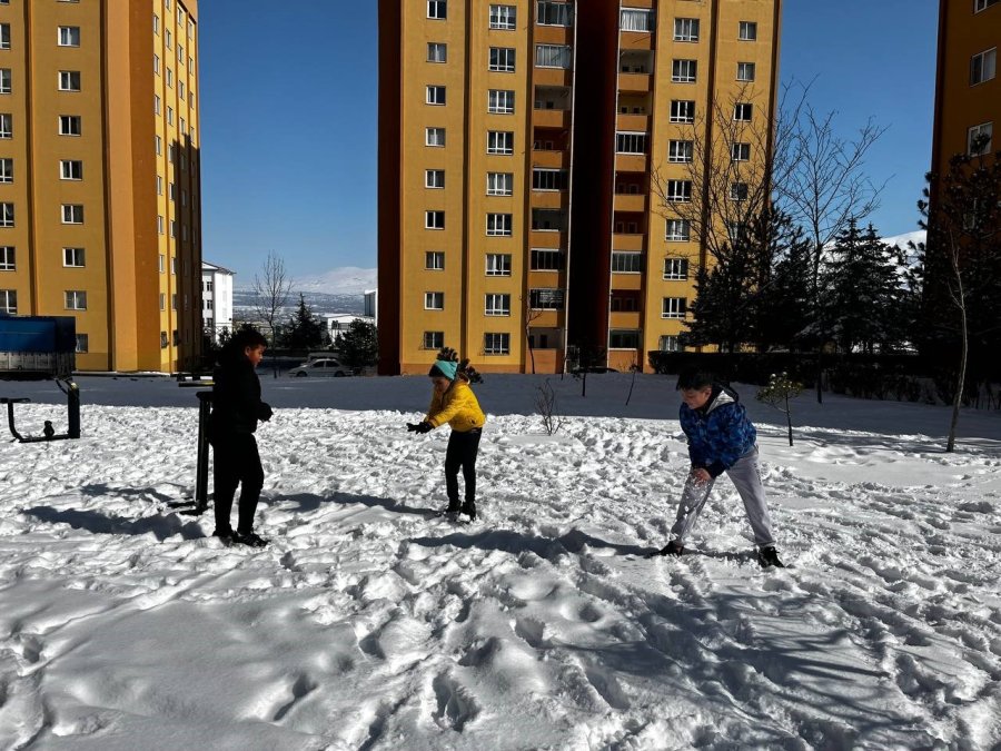 Niğde’de Okullar Tatil Oldu, Karın Keyfini Çocuklar Çıkardı