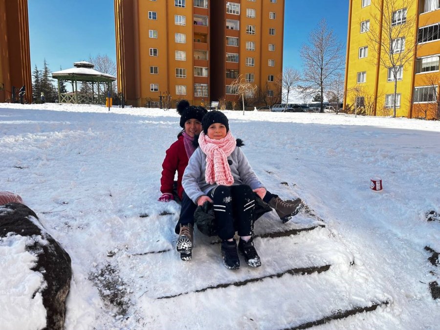 Niğde’de Okullar Tatil Oldu, Karın Keyfini Çocuklar Çıkardı