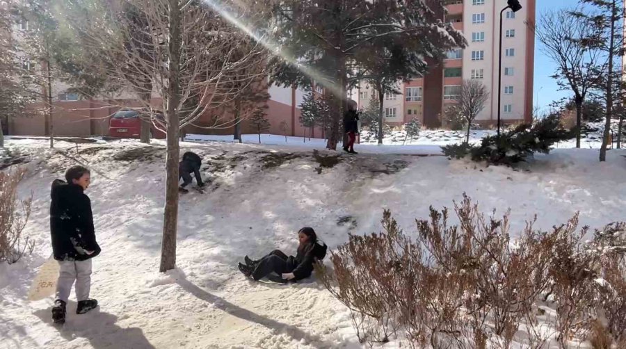 Niğde’de Okullar Tatil Oldu, Karın Keyfini Çocuklar Çıkardı