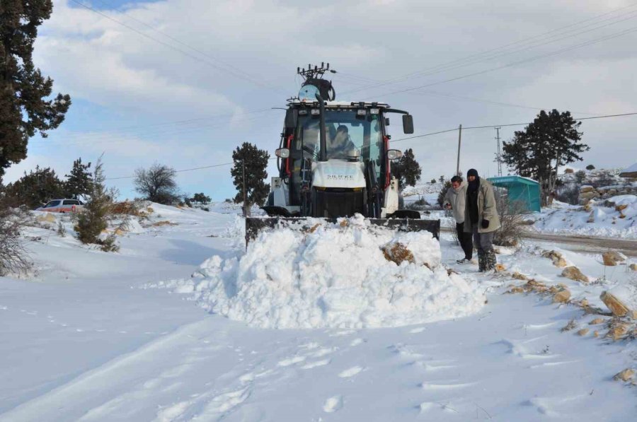 Silifke Belediyesi Kırsal Mahallelerde Karla Mücadeleye Devam Ediyor